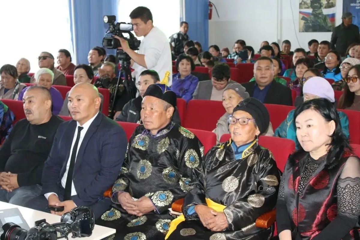 В Кызылском кожууне отметили двойной юбилей: 100-летие села Баян-Кол и 85-летие со дня образования Центра культуры села В Кызылском кожууне отметили двойной юбилей: 100-летие села Баян-Кол и 85-летие со дня образования Центра культуры села