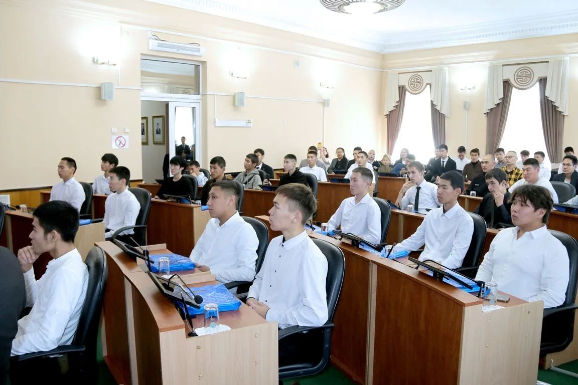Сегодня в Верховном Хурале состоялся открытый разговор о важном со студентами ссузов и ТывГУ, приуроченный ко Дню отца Сегодня в Верховном Хурале состоялся открытый разговор о важном со студентами ссузов и ТывГУ, приуроченный ко Дню отца