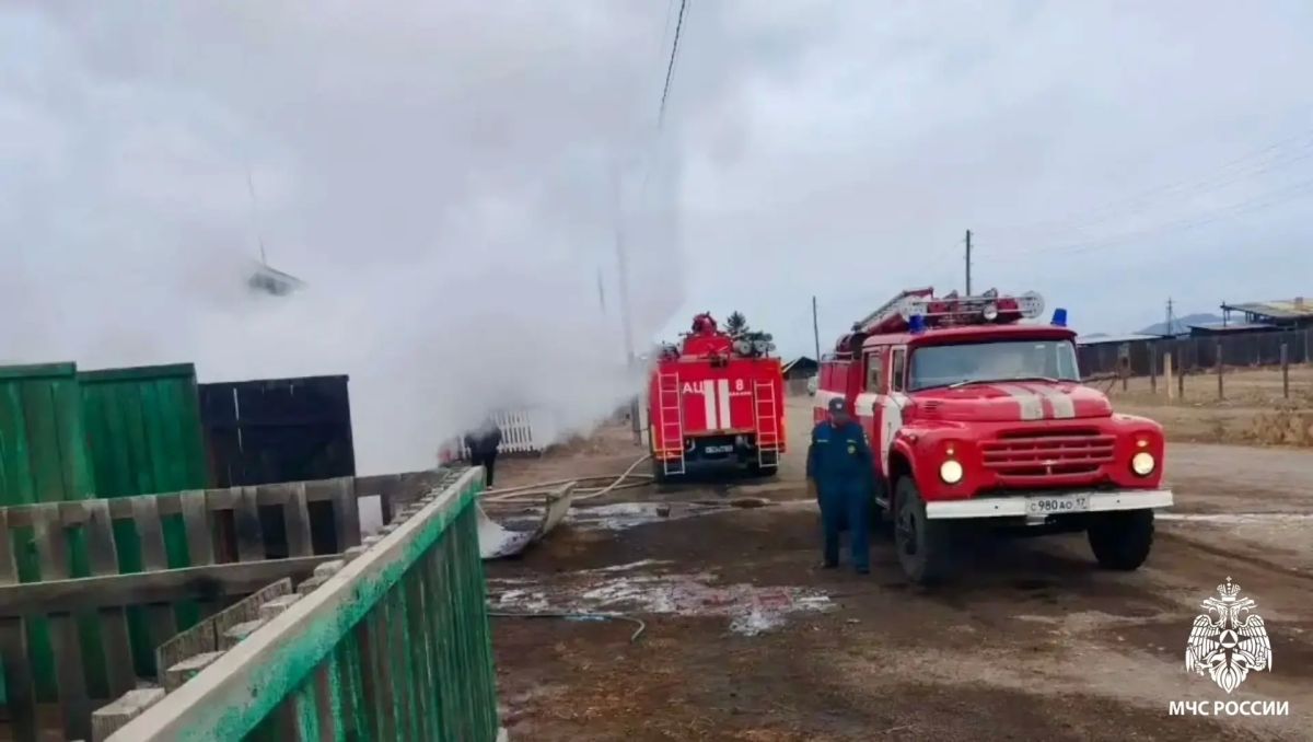 Огнеборцы и дружинники ликвидировали пожар в селе Бурен-Хем Тувы Огнеборцы и дружинники ликвидировали пожар в селе Бурен-Хем Тувы