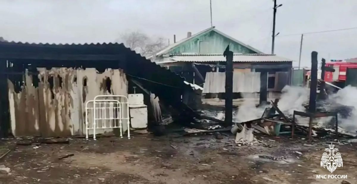 Огнеборцы и дружинники ликвидировали пожар в селе Бурен-Хем Тувы Огнеборцы и дружинники ликвидировали пожар в селе Бурен-Хем Тувы