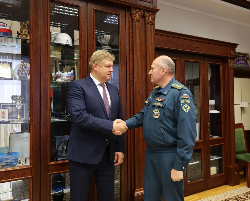 В Новосибирске состоялась рабочая встреча полпреда Президента РФ в СФО Анатолия Серышева и Министра МЧС РФ Александра Куренкова В Новосибирске состоялась рабочая встреча полпреда Президента РФ в СФО Анатолия Серышева и Министра МЧС РФ Александра Куренкова