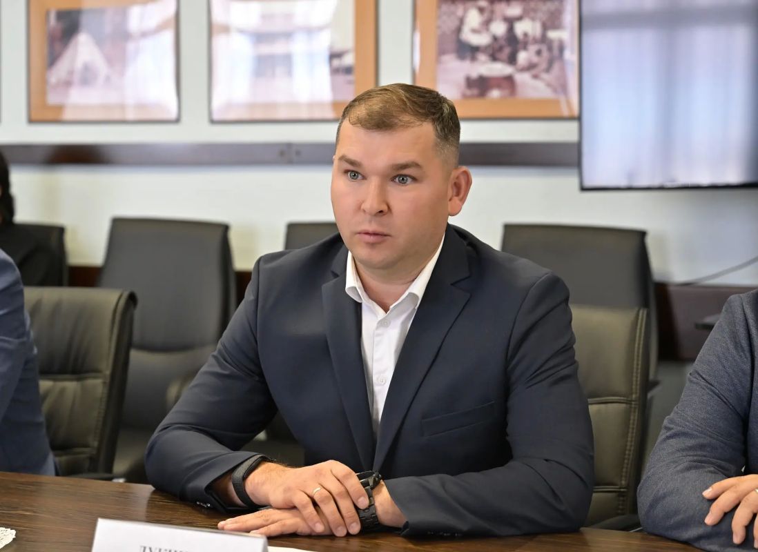 Владислав Ховалыг: Встретился с руководителем компании «Межегейуголь» Александром Лукиных и директором по развитию группы компаний «Промресурс» Владимиром Роккелем Владислав Ховалыг: Встретился с руководителем компании «Межегейуголь» Александром Лукиных и директором по развитию группы компаний «Промресурс» Владимиром Роккелем