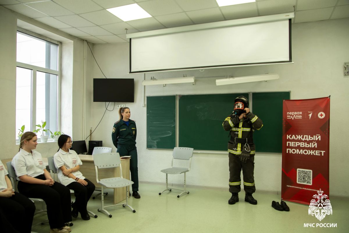 «Диалог на равных»: школьники Тувы примерили на себя роль сотрудника МЧС России «Диалог на равных»: школьники Тувы примерили на себя роль сотрудника МЧС России
