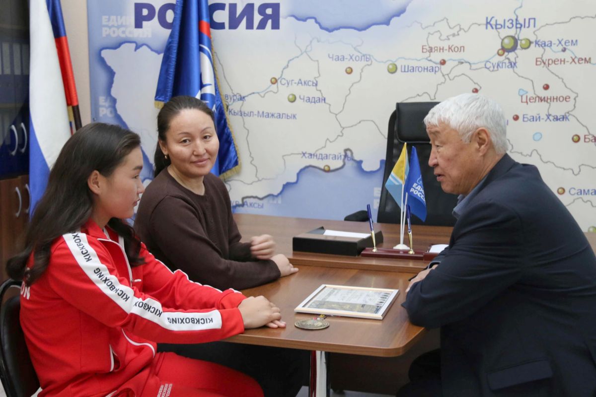 Председатель Верховного Хурала Кан-оол Даваа встретился с новой чемпионкой мира Сайлык Салчак и ее известной наставницей, тренером Дианой Доктугу Председатель Верховного Хурала Кан-оол Даваа встретился с новой чемпионкой мира Сайлык Салчак и ее известной наставницей, тренером Дианой Доктугу