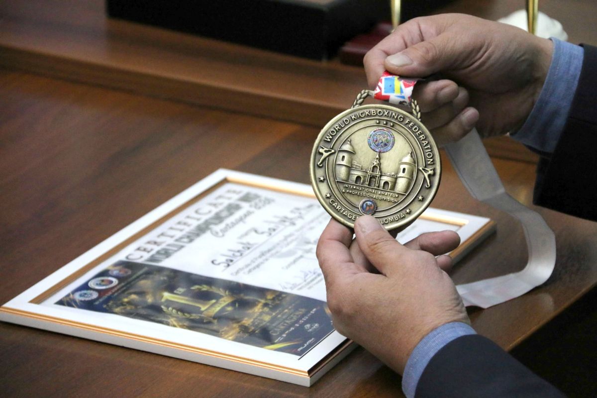 Председатель Верховного Хурала Кан-оол Даваа встретился с новой чемпионкой мира Сайлык Салчак и ее известной наставницей, тренером Дианой Доктугу Председатель Верховного Хурала Кан-оол Даваа встретился с новой чемпионкой мира Сайлык Салчак и ее известной наставницей, тренером Дианой Доктугу