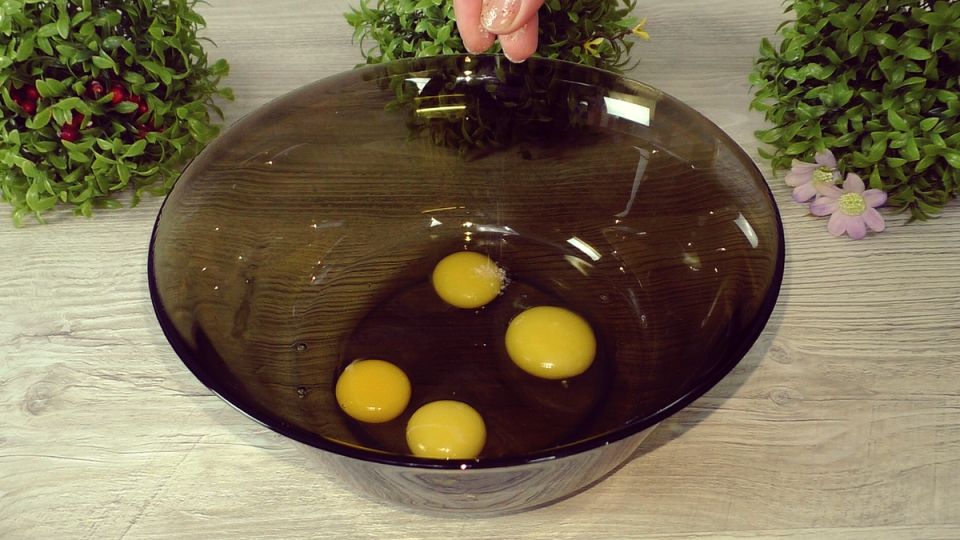 Вкусное наслаждение: как приготовить «дыровой» пирог за 40 минут