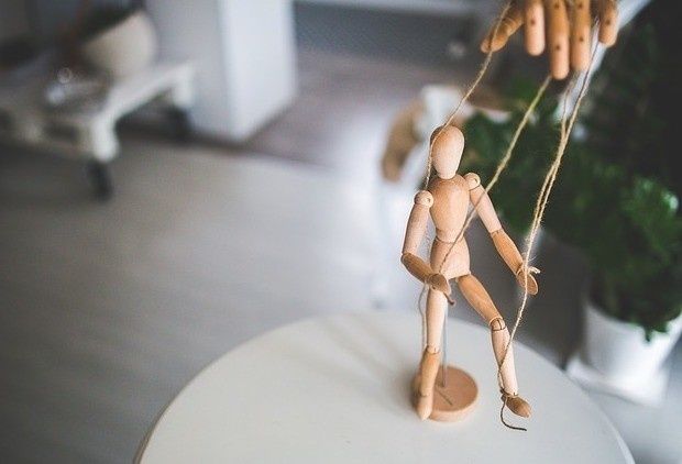 Осанка как сигнал: как распознать манипуляторов по их позе