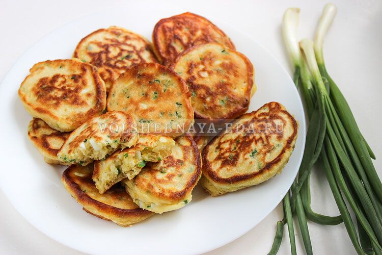 Пышные оладьи с зеленым луком и яйцом