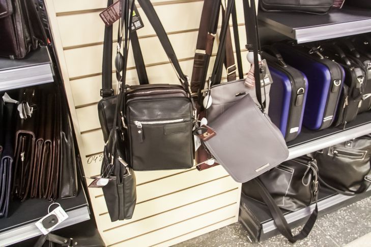 Как убрать неприятный запах из сумки без химчистки: 3 простых лайфхака