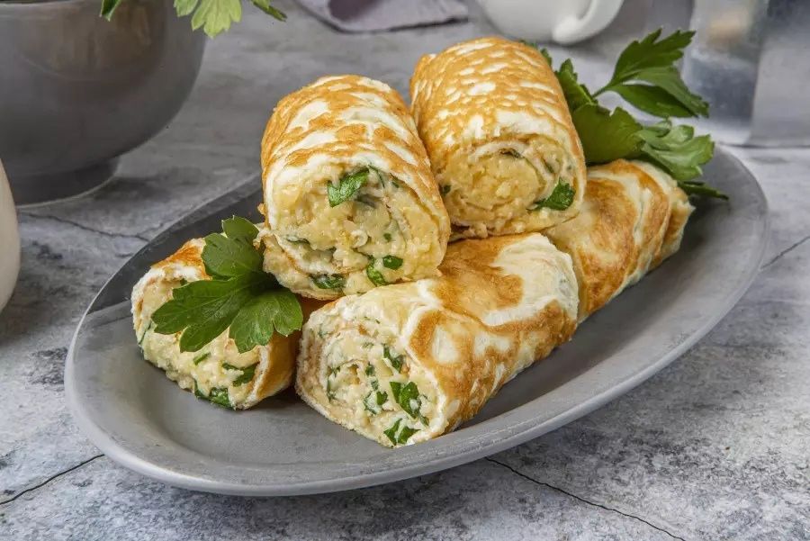 Яичный рулет: идеальная закуска с сырно-чесночной начинкой