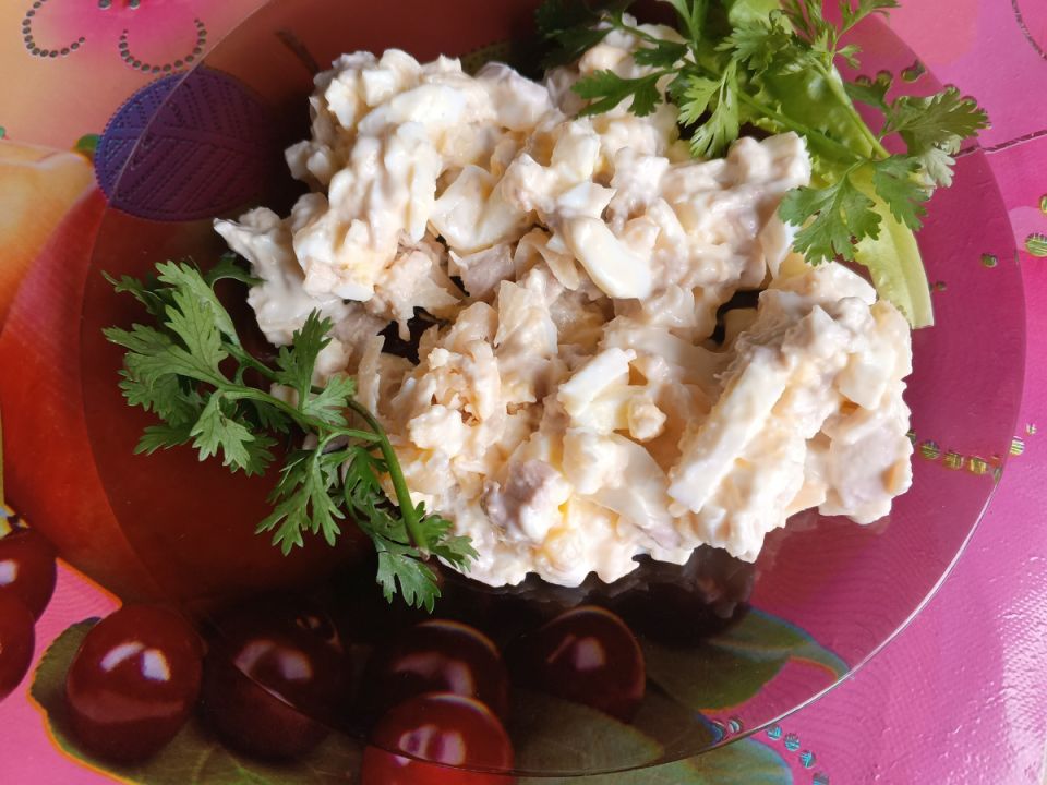 Сытный и полезный салат с курицей и ананасами: идеальное решение для быстрого ужина