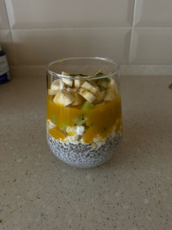 Чиа-пудинг с творогом и фруктами — лёгкий десерт для энергии и настроения