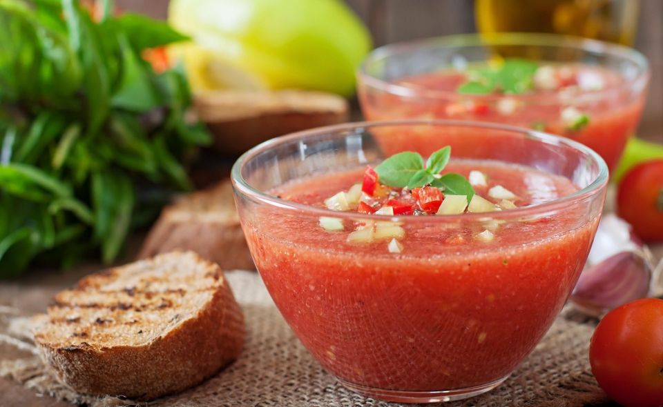 Приготовите этот суп без варки в считаные минуты: гаспачо отлично освежит в жару