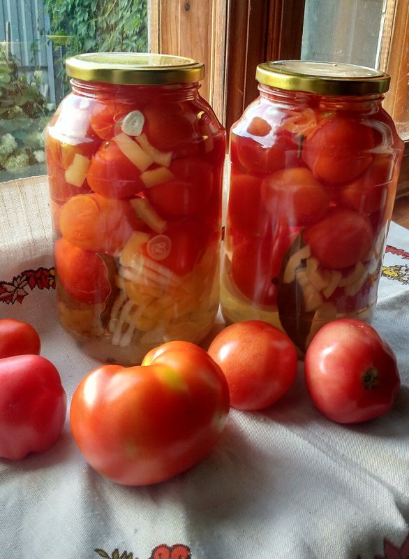 Универсальный рецепт маринованных помидоров, который стоит попробовать