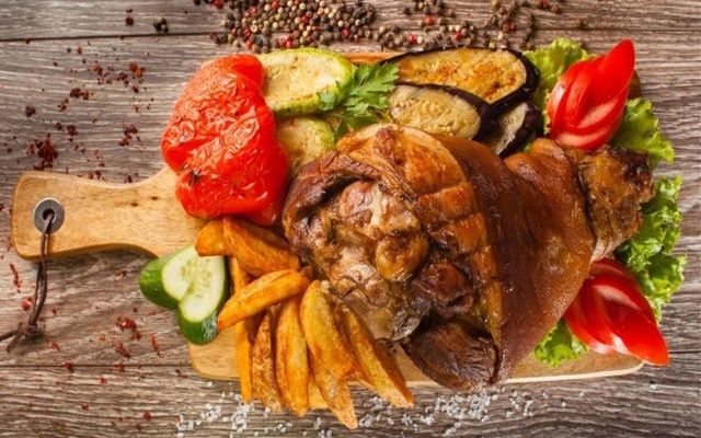 Как запечь вкусную свиную рульку в духовке: раскрываем секреты