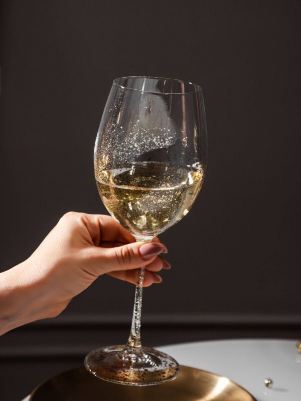 Элегантность и блеск: Новая коллекция бокалов Sparkles для стильного стола