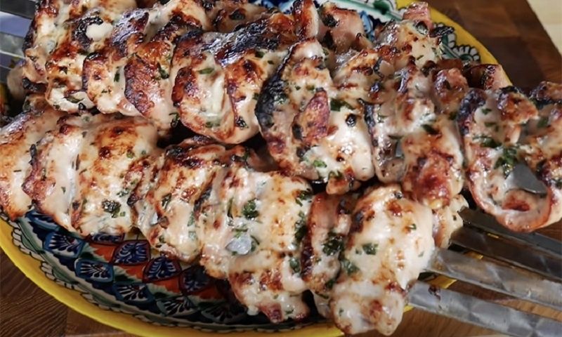 Куриный шашлык с беконом и сыром: секрет идеальной сочности