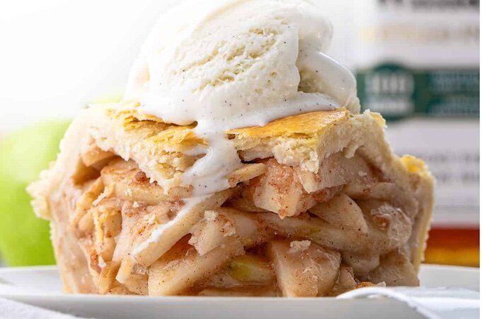 Яблочный пирог с бурбоном: изысканный десерт для взрослых